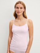 Damen-Model trägt Spaghetti-Top aus Baumwolle in Rosa, Einfarbig aus Serie Essential Cotton von CALIDA, Vorderansicht