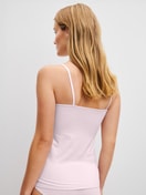 Damen-Model trägt Spaghetti-Top aus Baumwolle in Rosa, Einfarbig aus Serie Essential Cotton von CALIDA, Rückansicht