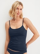 Damen-Model trägt Spaghetti-Top aus Baumwolle in Blau, Einfarbig aus Serie Essential Cotton Spe von CALIDA, Vorderansicht