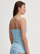 Damen-Model trägt Spaghetti-Top aus Baumwolle in Blau, Einfarbig aus Serie Essential Cotton von CALIDA, Rückansicht