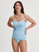 Damen-Model trägt Spaghetti-Top aus Baumwolle in Blau, Einfarbig aus Serie Essential Cotton von CALIDA, Outfit