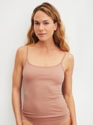 Damen-Model trägt Spaghetti-Top aus Baumwolle in Braun, Einfarbig aus Serie Natural Comfort von CALIDA, Vorderansicht