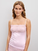 Damen-Model trägt Spaghetti-Top mit breitem Spitzensaum aus Viskose in Rosa, Spitze aus Serie Sensual Secrets von CALIDA, Vorderansicht