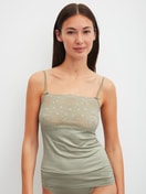 La modella / Il modello Donna indossa Top a spalline con pizzo in Pizzo di colore Verde, Pizzo, della serie Sensual Secrets di CALIDA, Vista frontale