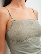 La modella / Il modello Donna indossa Top a spalline con pizzo in Pizzo di colore Verde, Pizzo, della serie Sensual Secrets di CALIDA, Dettaglio