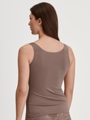Damen-Model trägt Tank-Top aus Modal in Braun, Spitze aus Serie Modal Sense von CALIDA, Rückansicht