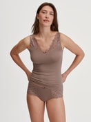 Damen-Model trägt Tank-Top aus Modal in Braun, Spitze aus Serie Modal Sense von CALIDA, Outfit