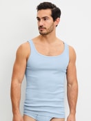Herren-Model trägt Tank-Top aus 100% Baumwolle in Blau, Einfarbig aus Serie Twisted Cotton von CALIDA, Vorderansicht