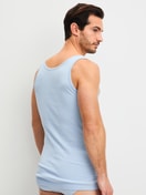 Herren-Model trägt Tank-Top aus 100% Baumwolle in Blau, Einfarbig aus Serie Twisted Cotton von CALIDA, Rückansicht