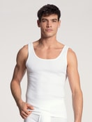 La modella / Il modello Uomo indossa  in 100% cotone di colore Bianco, Tinta unita, della serie Cotton 1:1 Duo di CALIDA, Vista frontale