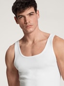 La modella / Il modello Uomo indossa  in 100% cotone di colore Bianco, Tinta unita, della serie Cotton 1:1 Duo di CALIDA, Dettaglio