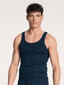 Herren-Model trägt Tank-Top, 2er-Pack aus 100% Baumwolle in Blau, Einfarbig aus Serie Twisted Cotton Duo von CALIDA, Vorderansicht