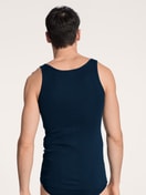 Herren-Model trägt Tank-Top, 2er-Pack aus 100% Baumwolle in Blau, Einfarbig aus Serie Twisted Cotton Duo von CALIDA, Rückansicht
