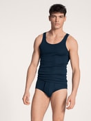 Herren-Model trägt Tank-Top, 2er-Pack aus 100% Baumwolle in Blau, Einfarbig aus Serie Twisted Cotton Duo von CALIDA, Outfit
