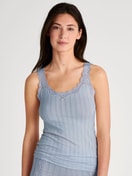 Damen-Model trägt Tank-Top aus Baumwolle in Blau, Spitze aus Serie Etude Toujours von CALIDA, Vorderansicht