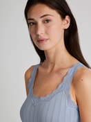 Damen-Model trägt Tank-Top aus Baumwolle in Blau, Spitze aus Serie Etude Toujours von CALIDA, Detail