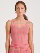 Damen-Model trägt Tank-Top aus  in Rosa,  aus Serie Etude Xtra von CALIDA, Vorderansicht