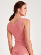 Damen-Model trägt Tank-Top aus  in Rosa,  aus Serie Etude Xtra von CALIDA, Rückansicht