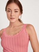 Damen-Model trägt Tank-Top aus  in Rosa,  aus Serie Etude Xtra von CALIDA, Detail