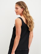 Damen-Model trägt Tank-Top aus Baumwolle in Schwarz, Einfarbig aus Serie Favourites Layering von CALIDA, Rückansicht