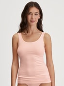 Damen-Model trägt Tank-Top aus Modal in Rosa, Einfarbig aus Serie Soft Favourites von CALIDA, Vorderansicht
