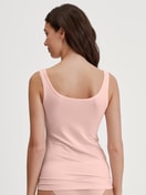 Damen-Model trägt Tank-Top aus Modal in Rosa, Einfarbig aus Serie Soft Favourites von CALIDA, Rückansicht