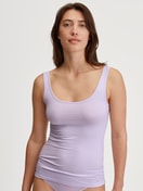 Damen-Model trägt Tank-Top aus Baumwolle in Violett, Einfarbig aus Serie Natural Comfort von CALIDA, Vorderansicht