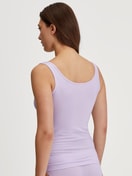 Damen-Model trägt Tank-Top aus Baumwolle in Violett, Einfarbig aus Serie Natural Comfort von CALIDA, Rückansicht