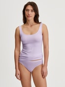Damen-Model trägt Tank-Top aus Baumwolle in Violett, Einfarbig aus Serie Natural Comfort von CALIDA, Outfit