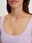 Damen-Model trägt Tank-Top aus Baumwolle in Violett, Einfarbig aus Serie Natural Comfort von CALIDA, Detail
