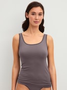 La modella / Il modello Donna indossa Tank top in Cotone di colore Marrone, Tinta unita, della serie Natural Comfort di CALIDA, Vista frontale