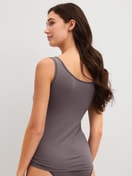 La modella / Il modello Donna indossa Tank top in Cotone di colore Marrone, Tinta unita, della serie Natural Comfort di CALIDA, Vista posteriore