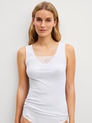 Damen-Model trägt Tank-Top aus 100% Baumwolle in Weiß, Spitze aus Serie Cotton Desire von CALIDA, Vorderansicht