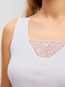 Damen-Model trägt Tank-Top aus 100% Baumwolle in Weiß, Spitze aus Serie Cotton Desire von CALIDA, Detail