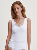 Damen-Model trägt Tank-Top aus 100% Baumwolle in Weiß, Spitze aus Serie Cotton Desire von CALIDA, Vorderansicht
