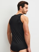 La modella / Il modello Uomo indossa  in Poliammide di colore Nero, Tinta unita, della serie Micro Stretch di CALIDA, Vista posteriore