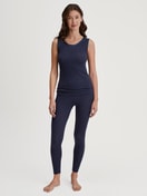 Damen-Model trägt Tank-Top aus Wolle-Seide aus Wolle in Blau, Einfarbig aus Serie True Confidence von CALIDA, Outfit