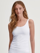 La modella / Il modello Donna indossa Tank top in Poliammide di colore Bianco, Tinta unita, della serie Sleek Skin di CALIDA, Vista frontale