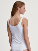 La modella / Il modello Donna indossa Tank top in Poliammide di colore Bianco, Tinta unita, della serie Sleek Skin di CALIDA, Vista posteriore