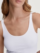 La modella / Il modello Donna indossa Tank top in Poliammide di colore Bianco, Tinta unita, della serie Sleek Skin di CALIDA, Dettaglio