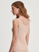 Damen-Model trägt Tank-Top aus Baumwolle in Rosa, Einfarbig aus Serie Sleek Skin von CALIDA, Rückansicht