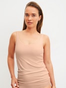 Damen-Model trägt Tank-Top mit Bustier aus Modal in Rosa, Einfarbig aus Serie Natural Skin von CALIDA, Vorderansicht