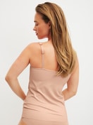 Damen-Model trägt Tank-Top mit Bustier aus Modal in Rosa, Einfarbig aus Serie Natural Skin von CALIDA, Rückansicht