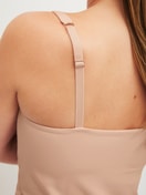Damen-Model trägt Tank-Top mit Bustier aus Modal in Rosa, Einfarbig aus Serie Natural Skin von CALIDA, Detail
