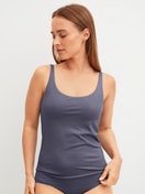 La modella / Il modello Donna indossa Canotta con bustier in Modal di colore Grigio, Tinta unita, della serie Natural Skin di CALIDA, Vista frontale