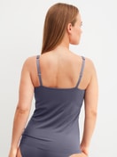La modella / Il modello Donna indossa Canotta con bustier in Modal di colore Grigio, Tinta unita, della serie Natural Skin di CALIDA, Vista posteriore
