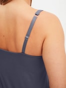 La modella / Il modello Donna indossa Canotta con bustier in Modal di colore Grigio, Tinta unita, della serie Natural Skin di CALIDA, Dettaglio