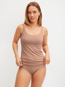 Damen-Model trägt Tank-Top mit Bustier aus Modal in Grau, Einfarbig aus Serie Natural Skin von CALIDA, Outfit