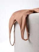 Damen-Model trägt Tank-Top mit Bustier aus Modal in Grau, Einfarbig aus Serie Natural Skin von CALIDA, Zusatzbild