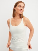 La modella / Il modello Donna indossa Canotta con bustier in Modal di colore Bianco, Tinta unita, della serie Natural Skin di CALIDA, Vista frontale
